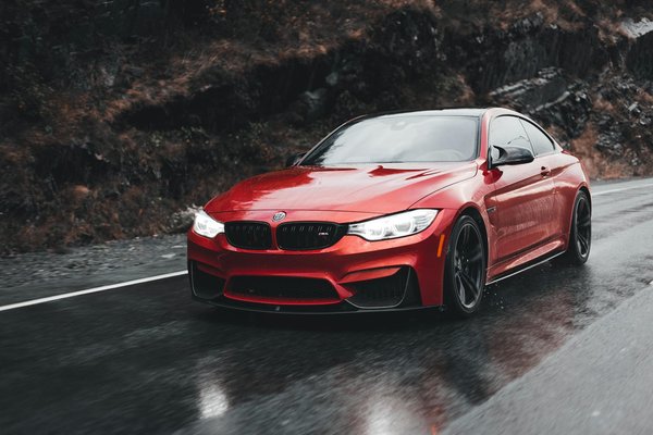 How can you create a minimalist aesthetic in your UK living space?